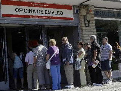 Ανεργία και κατανάλωση συντηρούν την κρίση